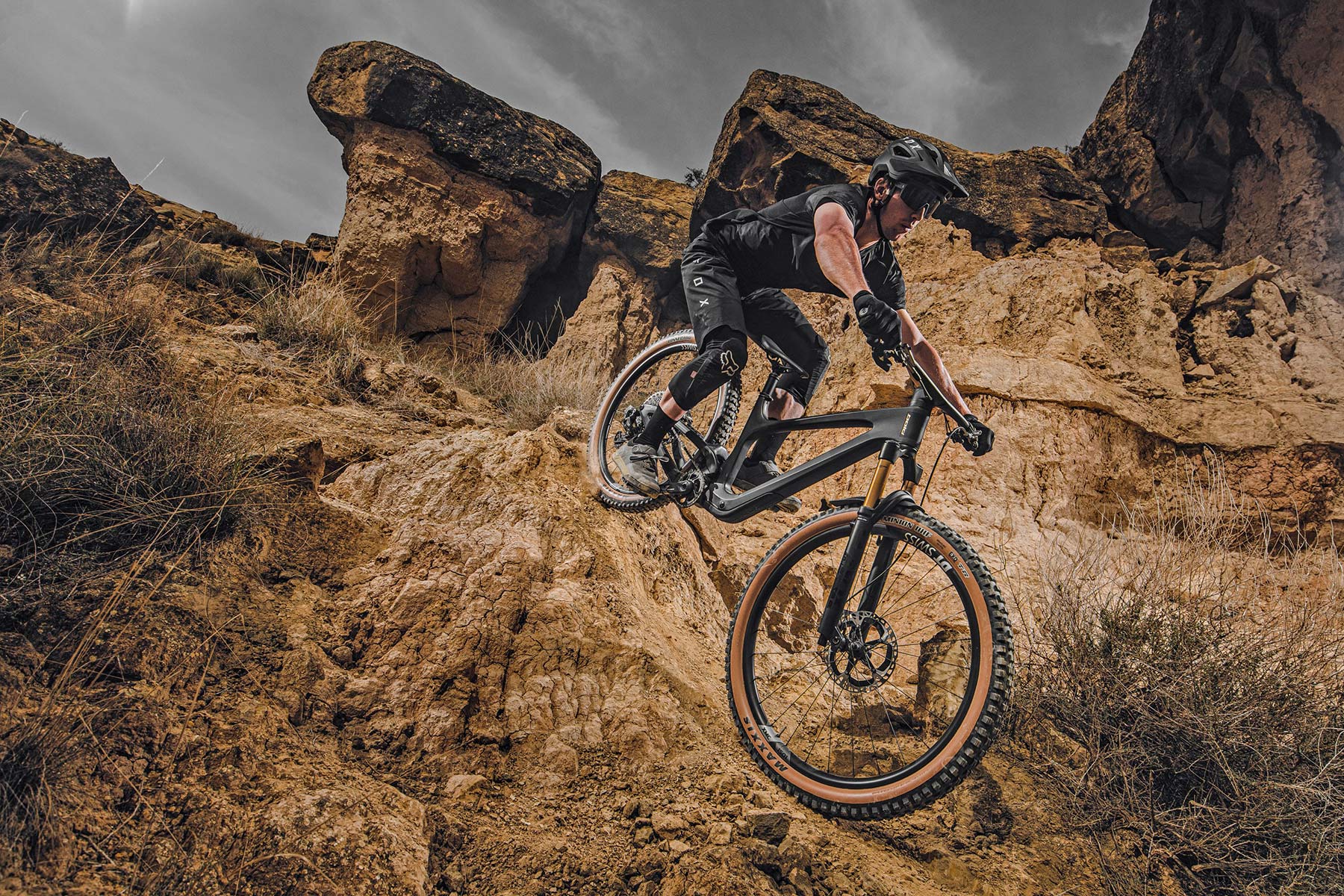 2022 Bold Linkin integrated hidden shock carbon trail bike, 135mm or 150mm all-mountain bike, dropping in