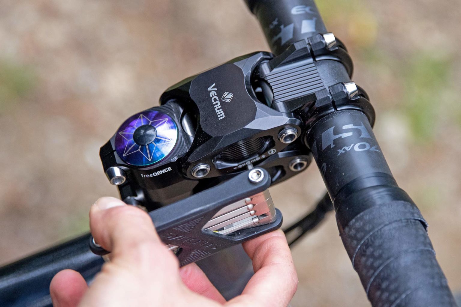 Vecnum freeQENCE 30mm travel gravel bike suspension stem Bikerumor