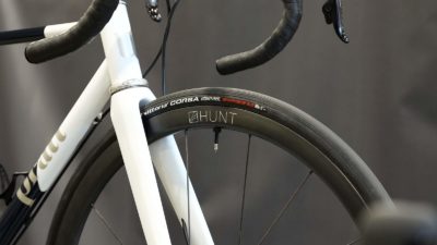 Prototype Hunt 32 carbon wheels spotted with hookless rims, carbon spokes