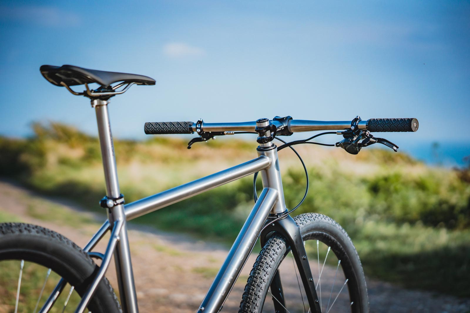 gravel bike with flat bars