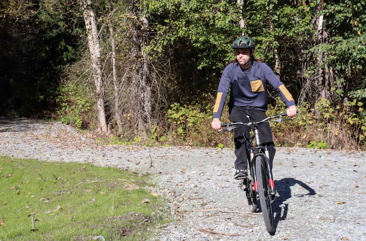 Review: Pearl iZUMi's Prospect Tech Sweatshirt and Rove Cycling Jeans are  stylish and functional - Bikerumor