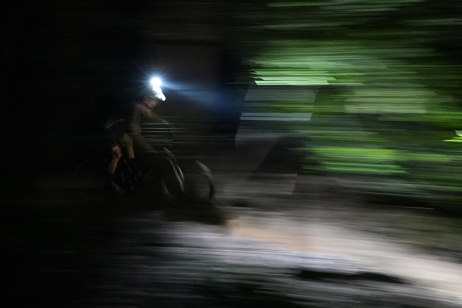 gloworm g2 mountain bike lights review riding action