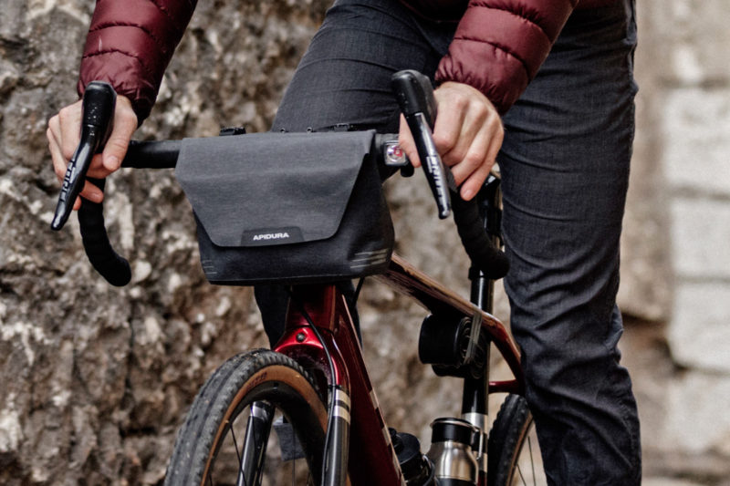 Apidura City Handlebar Pack, quick-release 2L gravel bike commuter bar bag, Bombtrack Hook Carbon