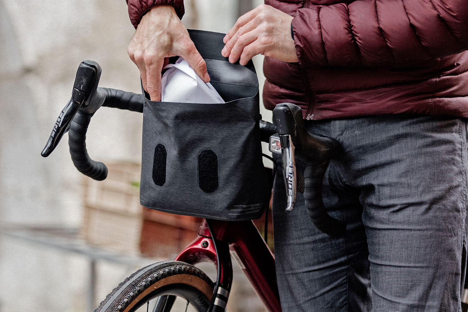 Apidura City Handlebar Pack, quick-release 2L gravel bike commuter bar bag, take-out