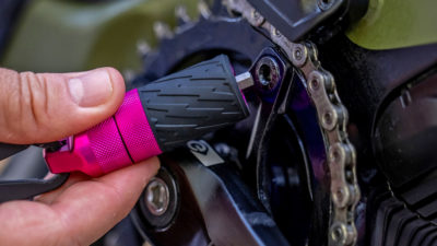 Muc-Off e-Bike Drivetrain Tool, the chain cleaning mini-gadget we didn’t know we needed!