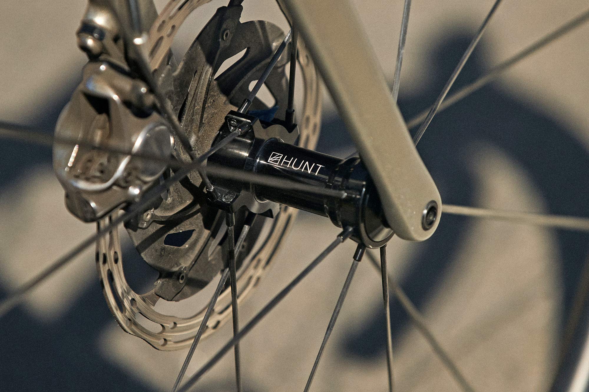 Hunt 32 Aerodynamicist UD Carbon Spoke Disc road bike wheels, photo by Dominique Powers, front hub & spoke detail