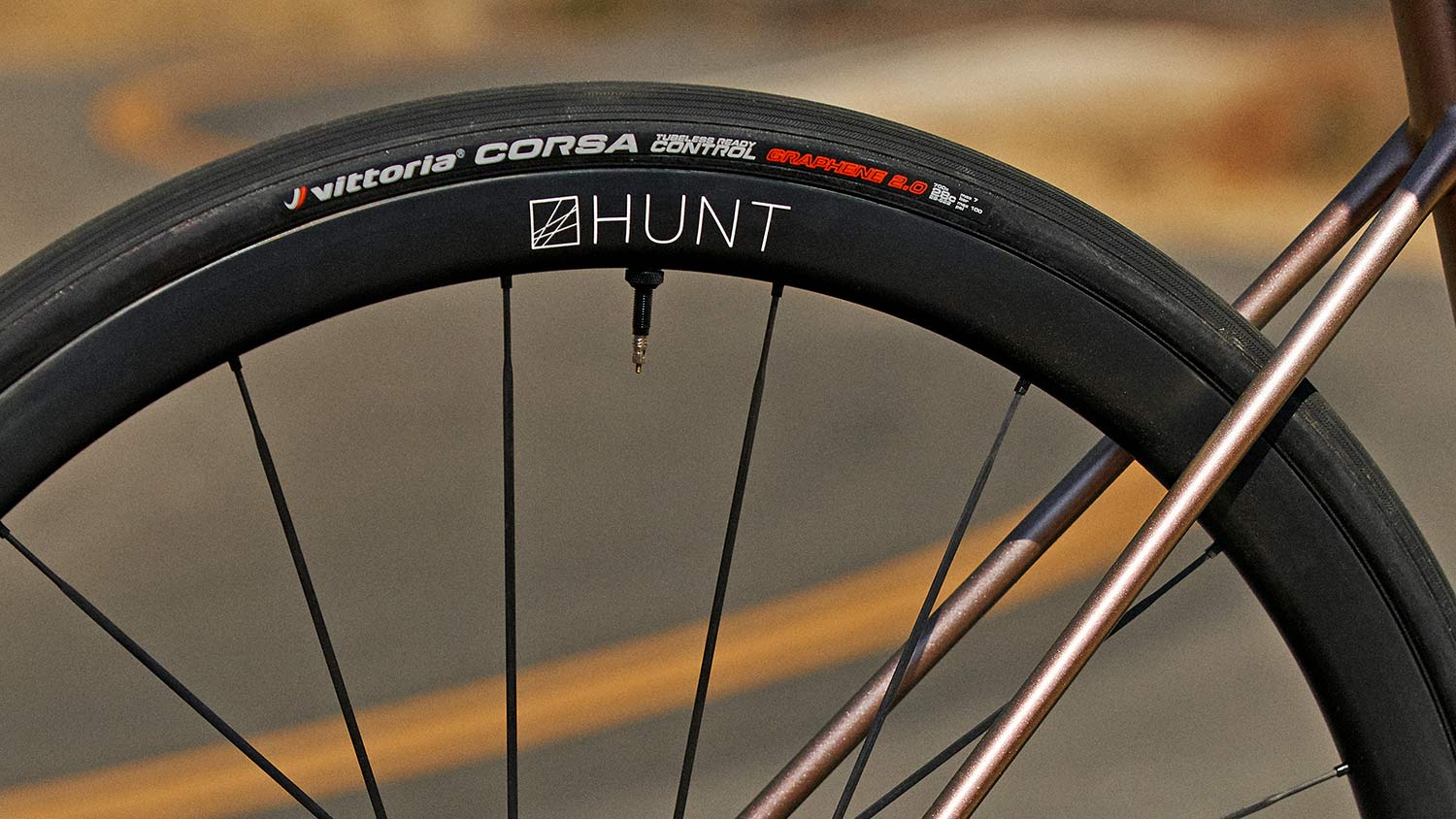 Hunt 32 Aerodynamicist UD Carbon Spoke Disc road bike wheels, photo by Dominique Powers, tubeless tires