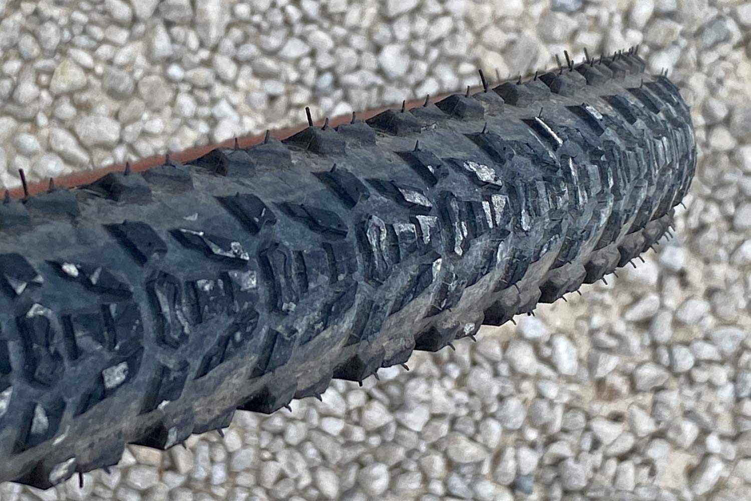 Hutchinson Tundra knobby adventure gravel tire review, tread