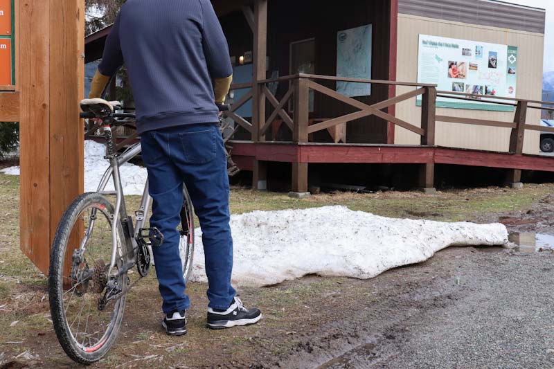 Review: Pearl Prospect Tech Sweatshirt and Rove Cycling Jeans are stylish and - Bikerumor