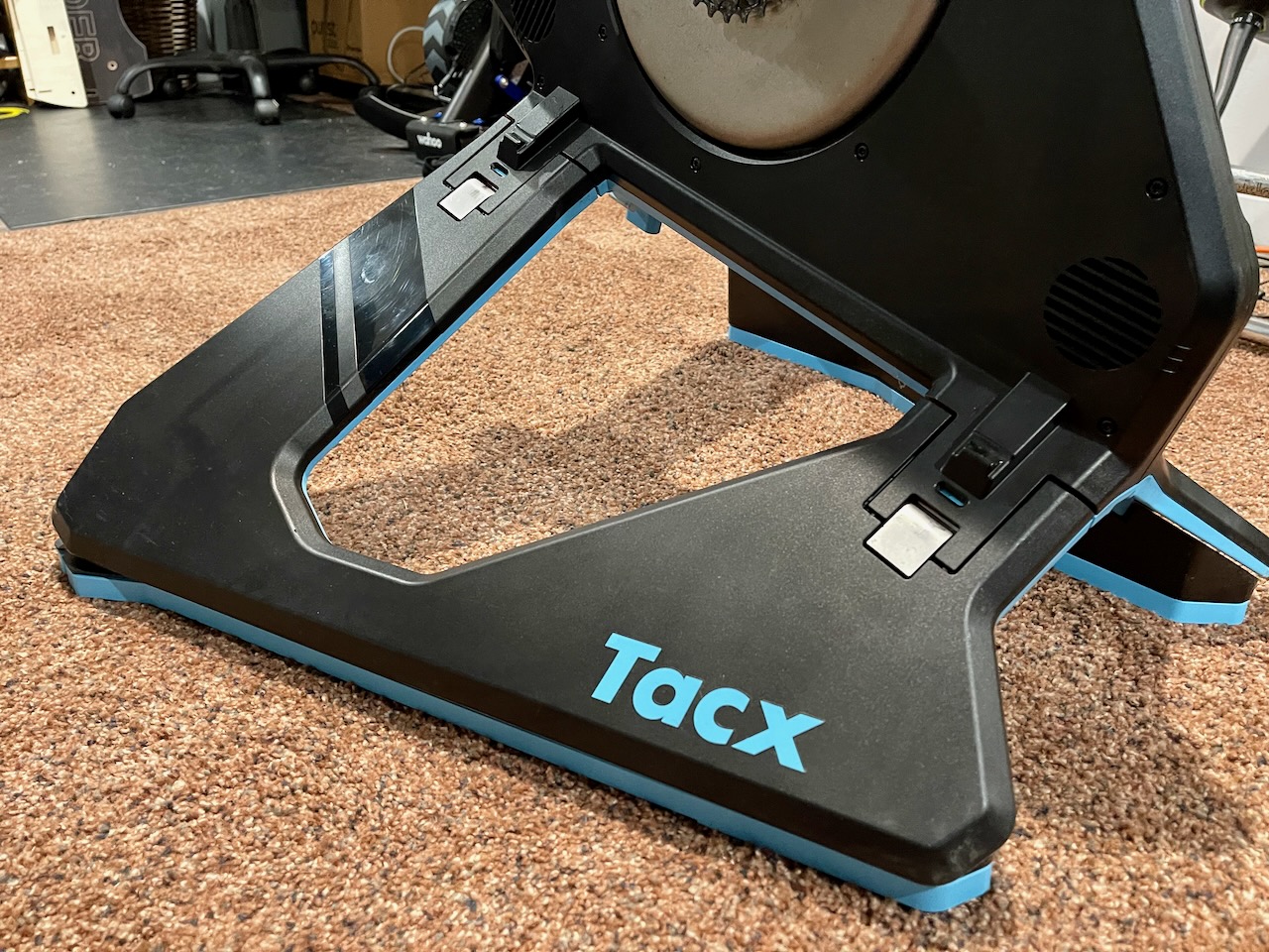cruise Raffinaderij Volwassenheid TACX Motion Plates add natural 360° movement to your NEO trainer without  extra space - Bikerumor