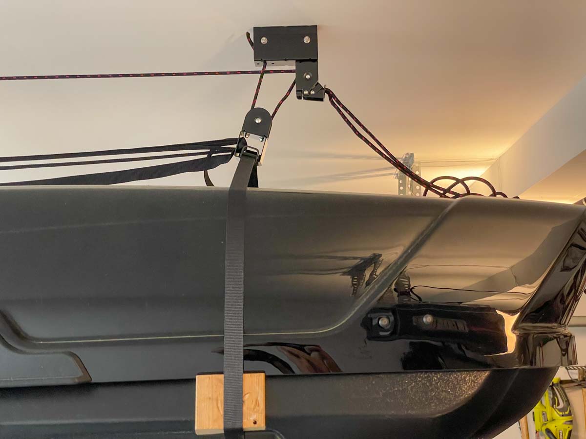 Ceiling storage for cargo box