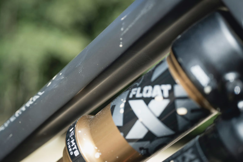 2023 cayon spectral:on emtb review top tube shape clearance float x shock movement