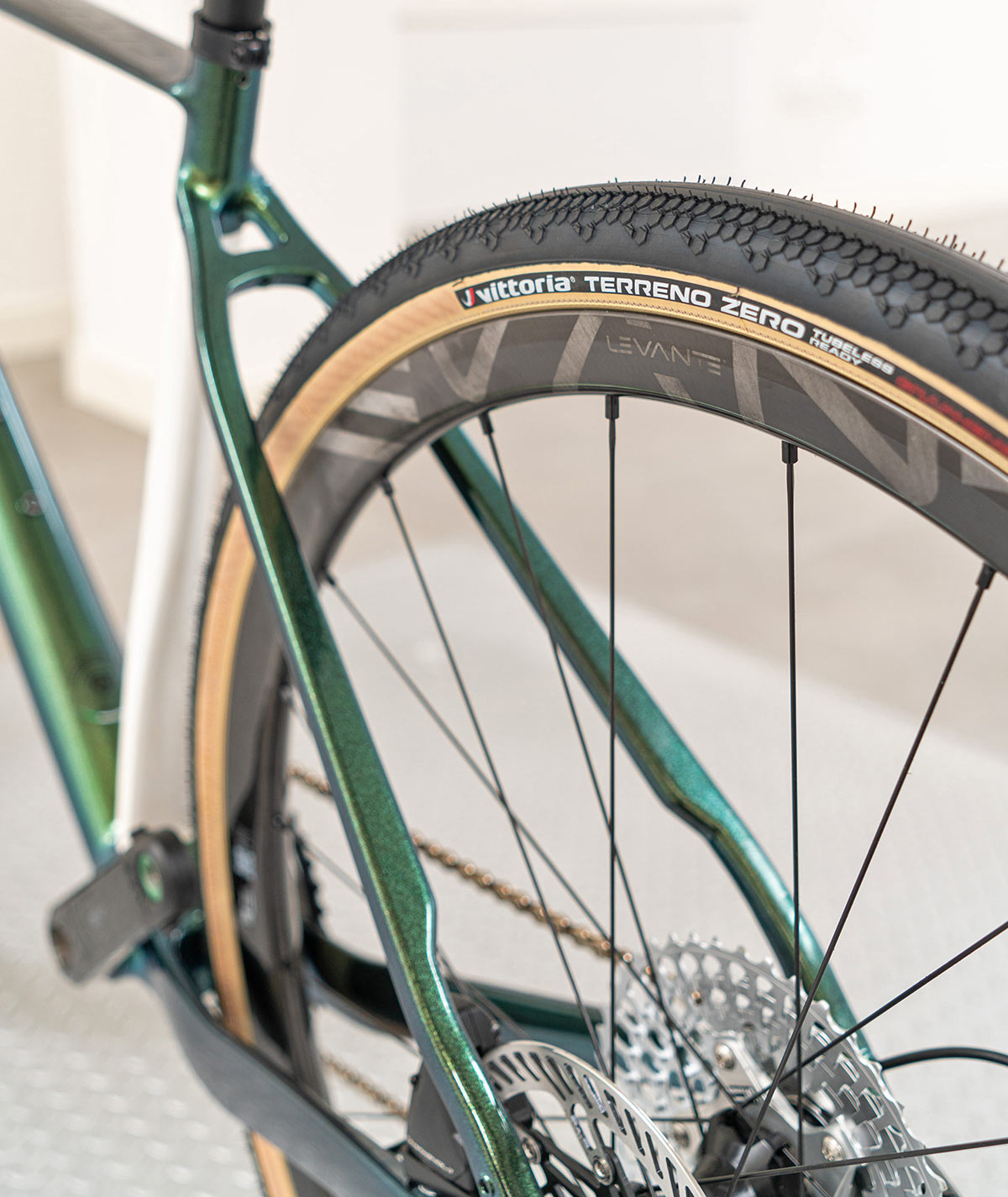Titici Relli carbon gravel bike, Flexy PAT AAT vibration-damping engineered comfort flex, flat seatstays