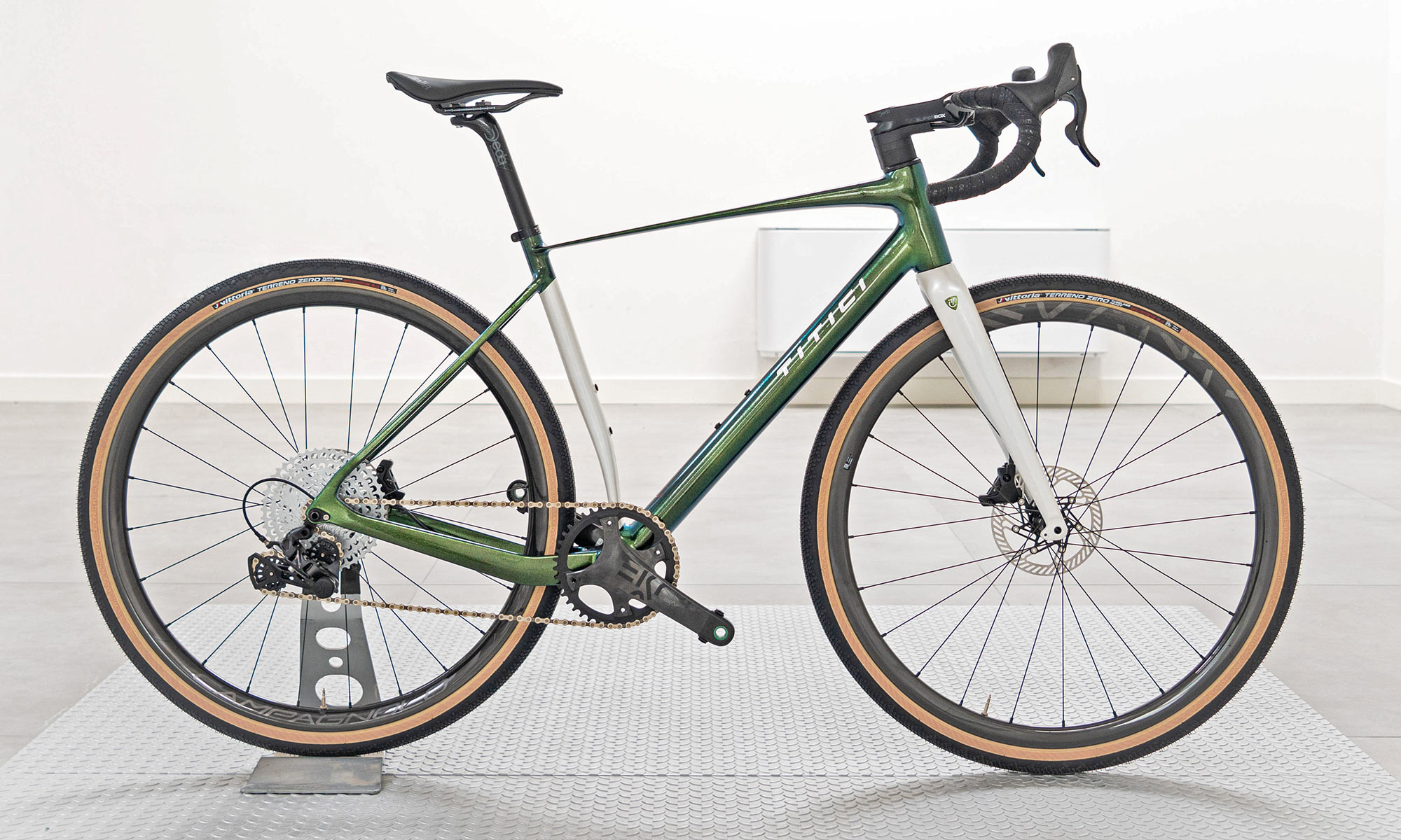 Titici Relli carbon gravel bike, Flexy PAT AAT vibration-damping engineered comfort flex, photo by Mattia Ragni, complete