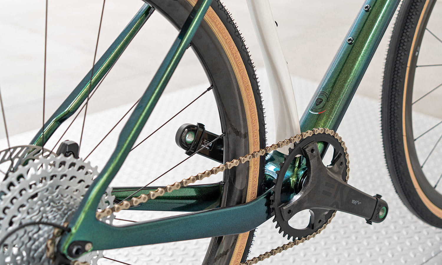 Titici Relli carbon gravel bike, Flexy PAT AAT vibration-damping engineered comfort flex, chainstay