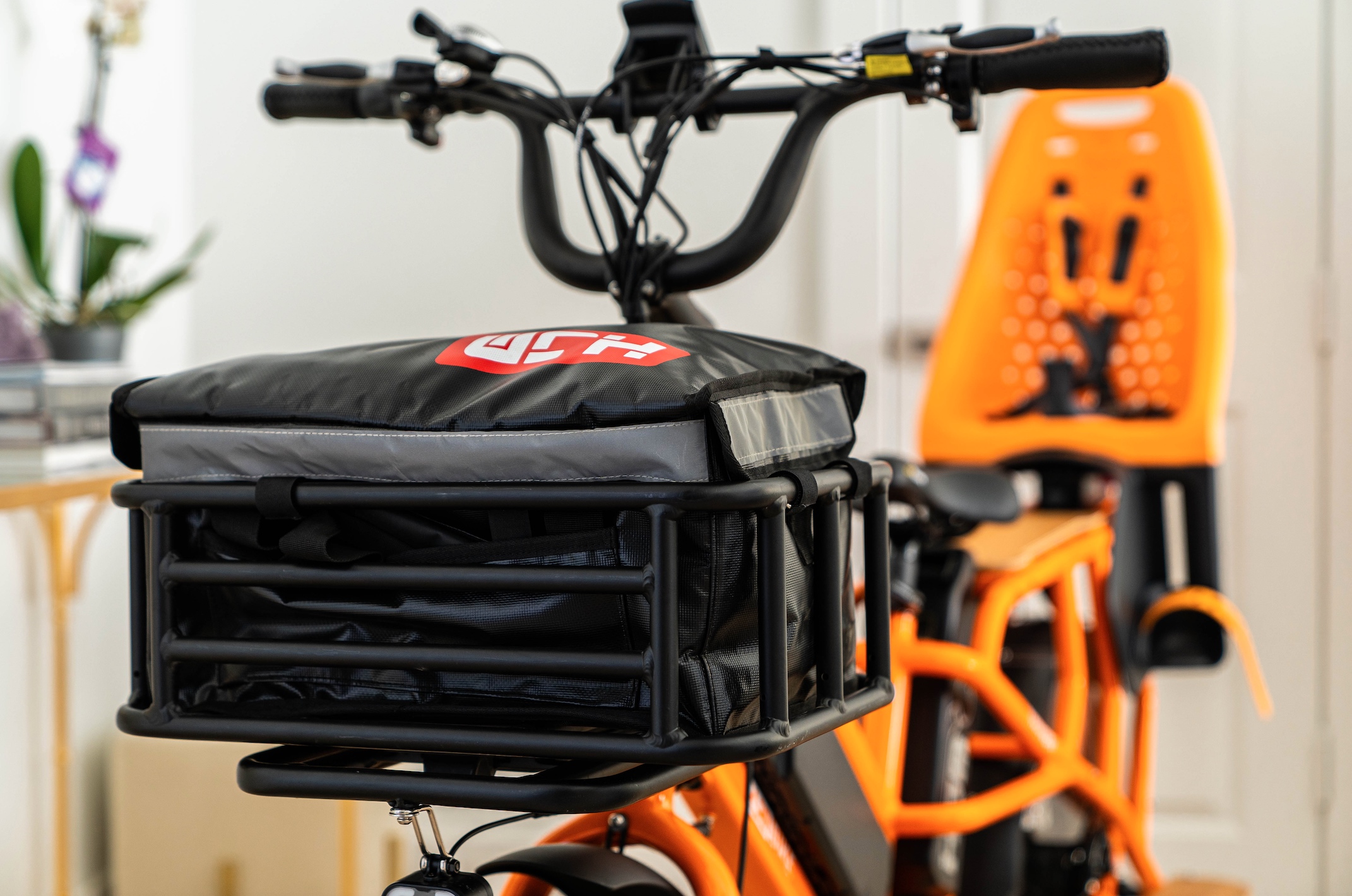 HJM Transer Cargo e-bike insulated bag mounted on bike.