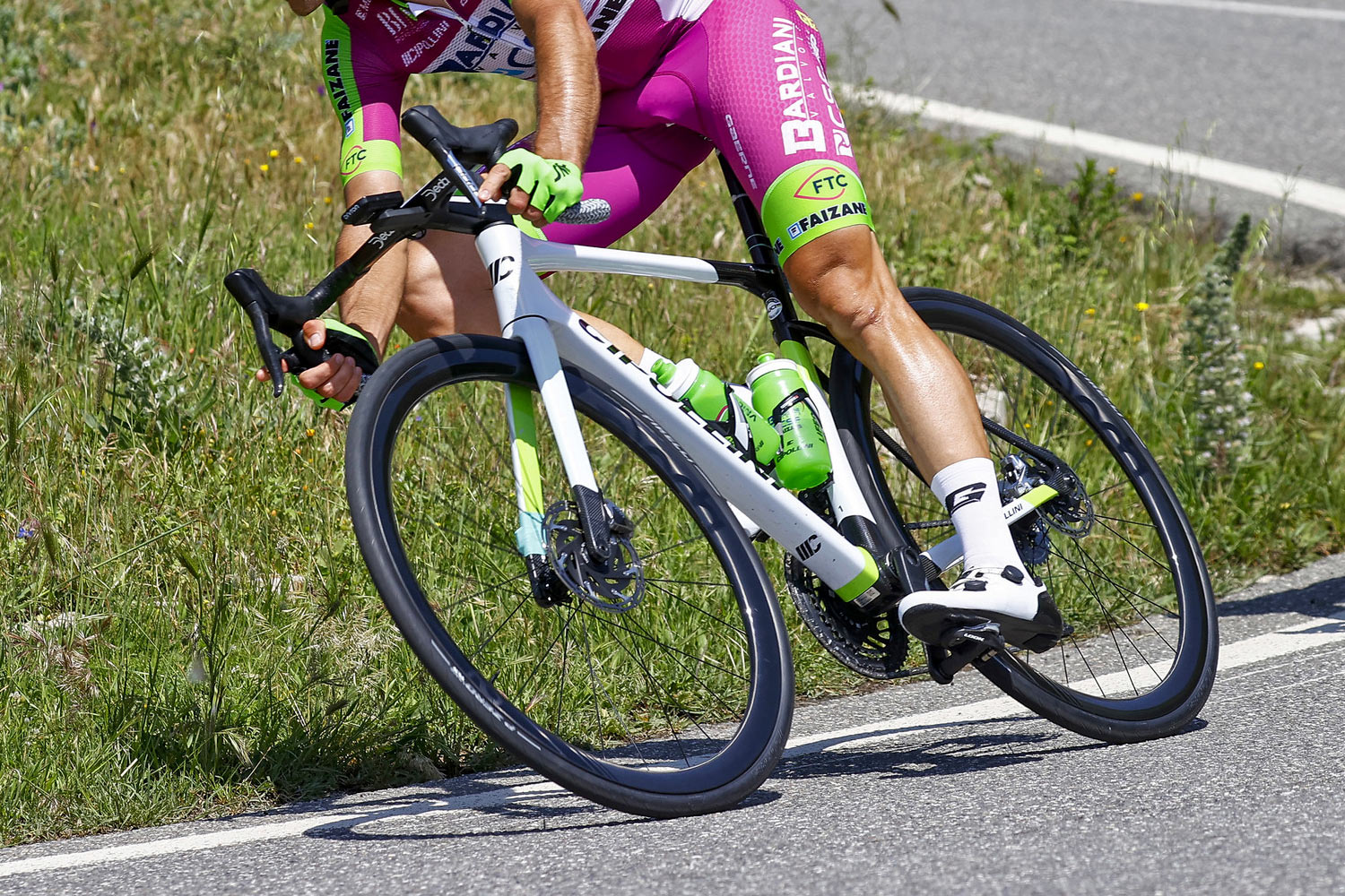 Deda Elementi RS4DB lightweight carbon tubeless disc brake road wheels, Giro photos by Sprint Cycling Agency_ Alessandro Tonelli Team Bardiani-CSF-Faizane, cornering