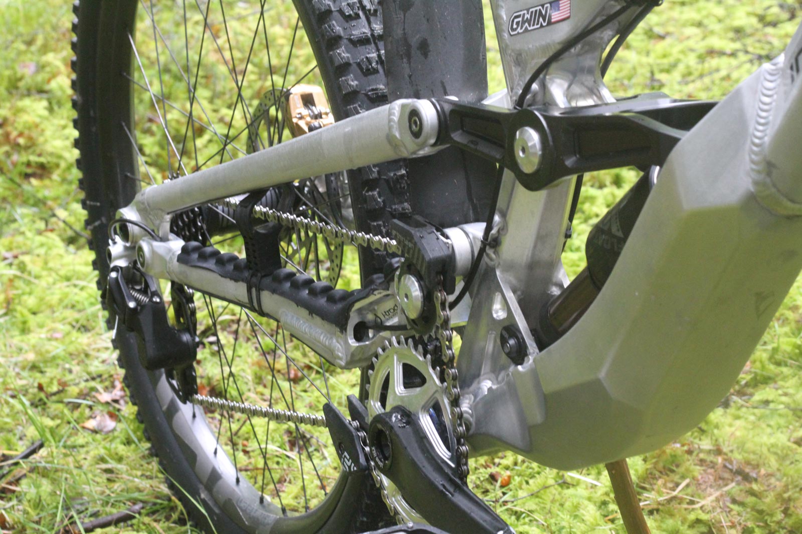 i-track suspension four-bar high pivot intense dh prototype aaron gwin fort willam