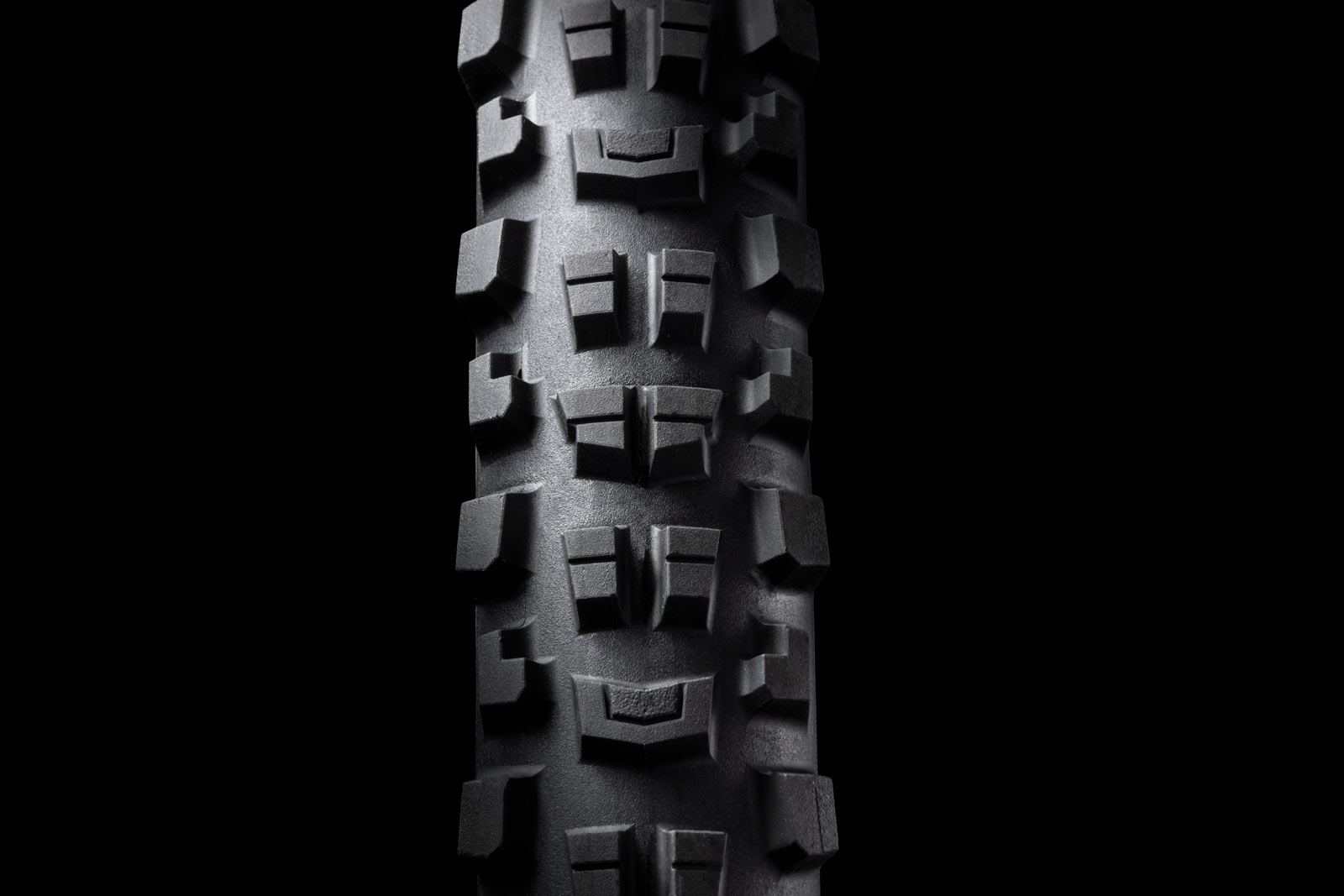 specialized cannibal dh mtb tire tread pattern