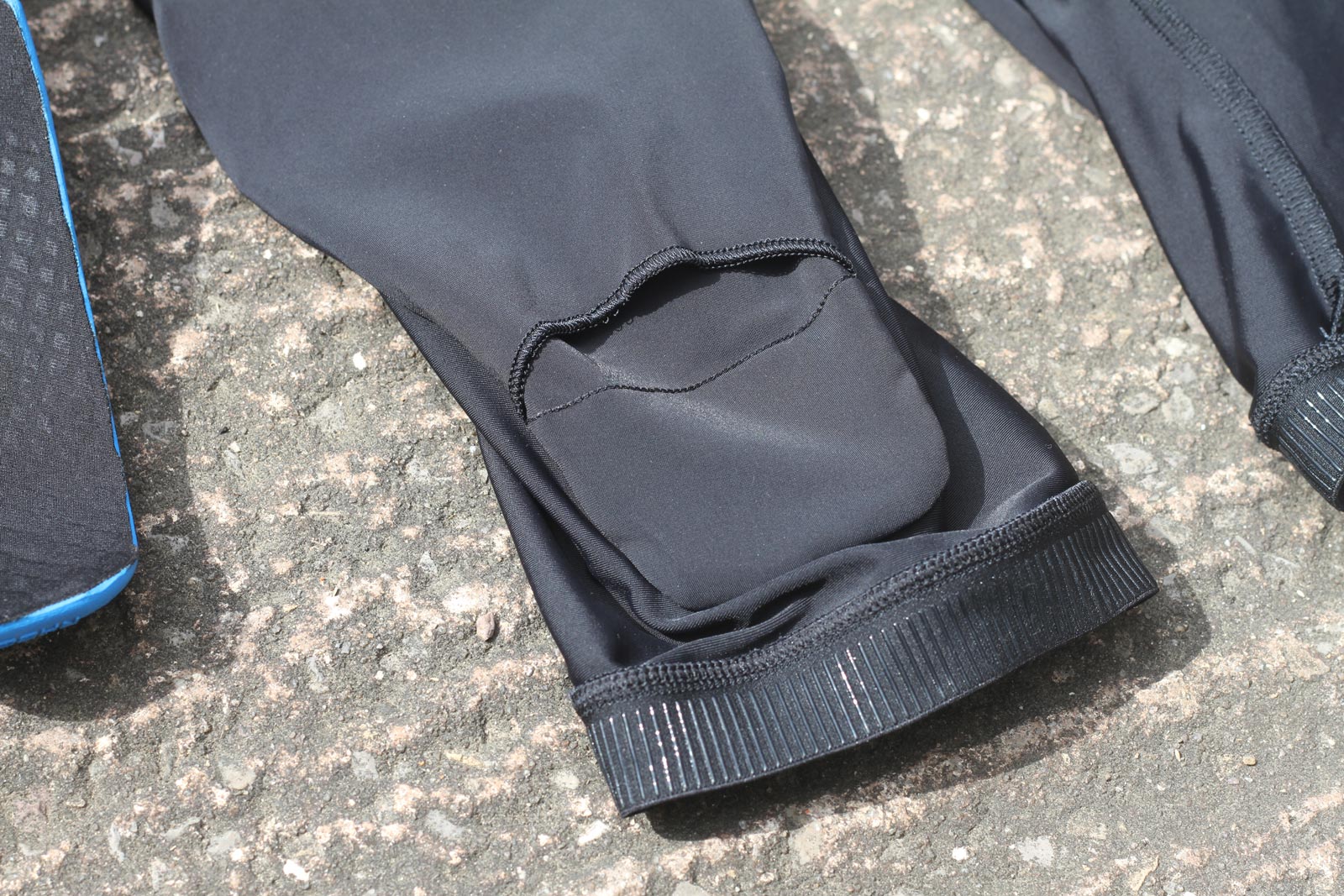 rapha trail knee pad review smooth 4-way stretch fabric thin breathable comofrtable removable pad for washing