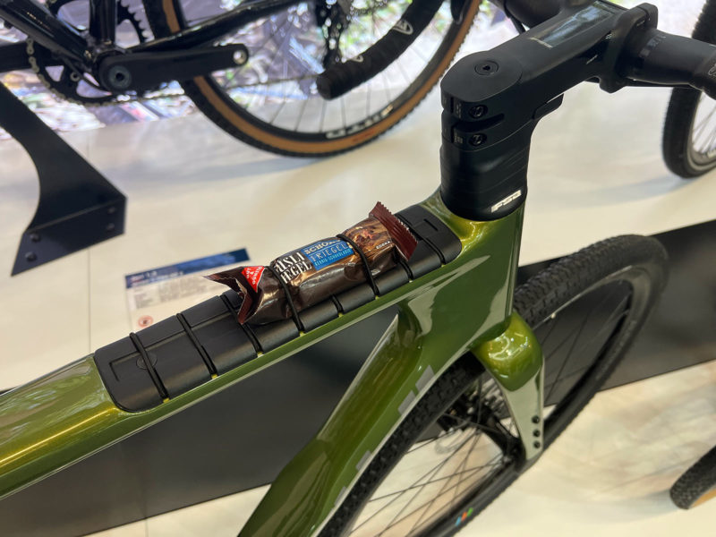 2023 fuji jari gravel bike's integrated top tube storage with bungie cords