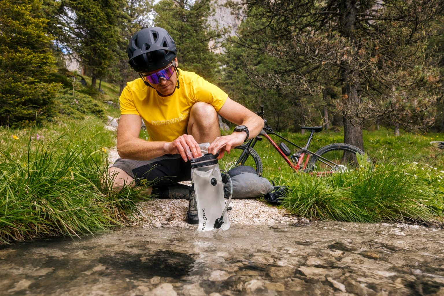 fidlock-tease-zero-spill-leak-free-hermetic-hydration-bladder-bikerumor