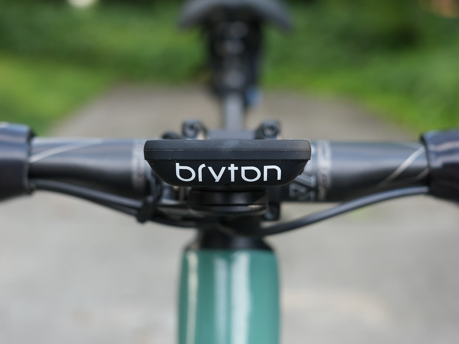 bryton S800 gps cycling computer shown from front