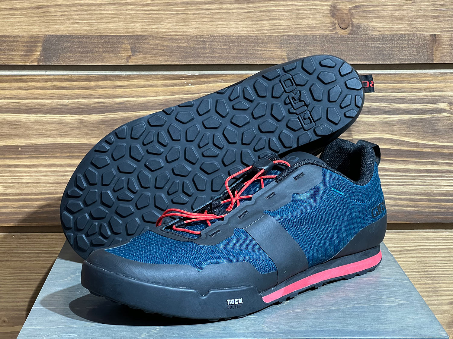 giro tracker fast lace flat pedal shoes are perfect for beginner mountain bikers and commuters
