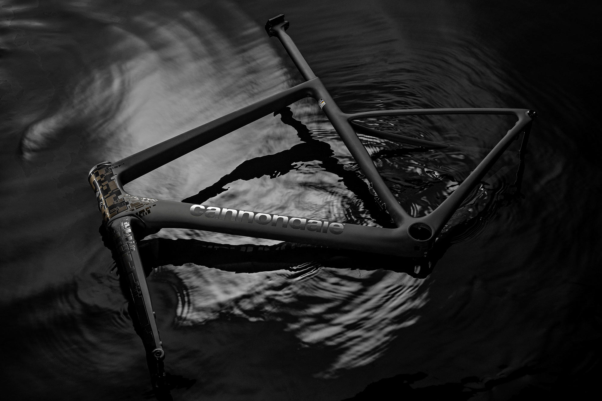 Cannondale SuperSix EVO Leichtbau LTD, limited edition ultra-lightweight carbon road bike, floating