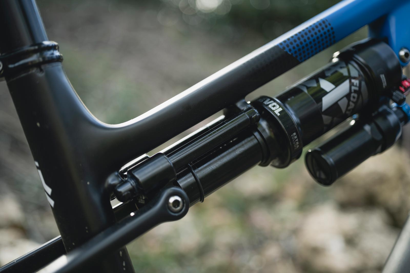 2022 arc8 essential trail bike with flex stays slider guided shock