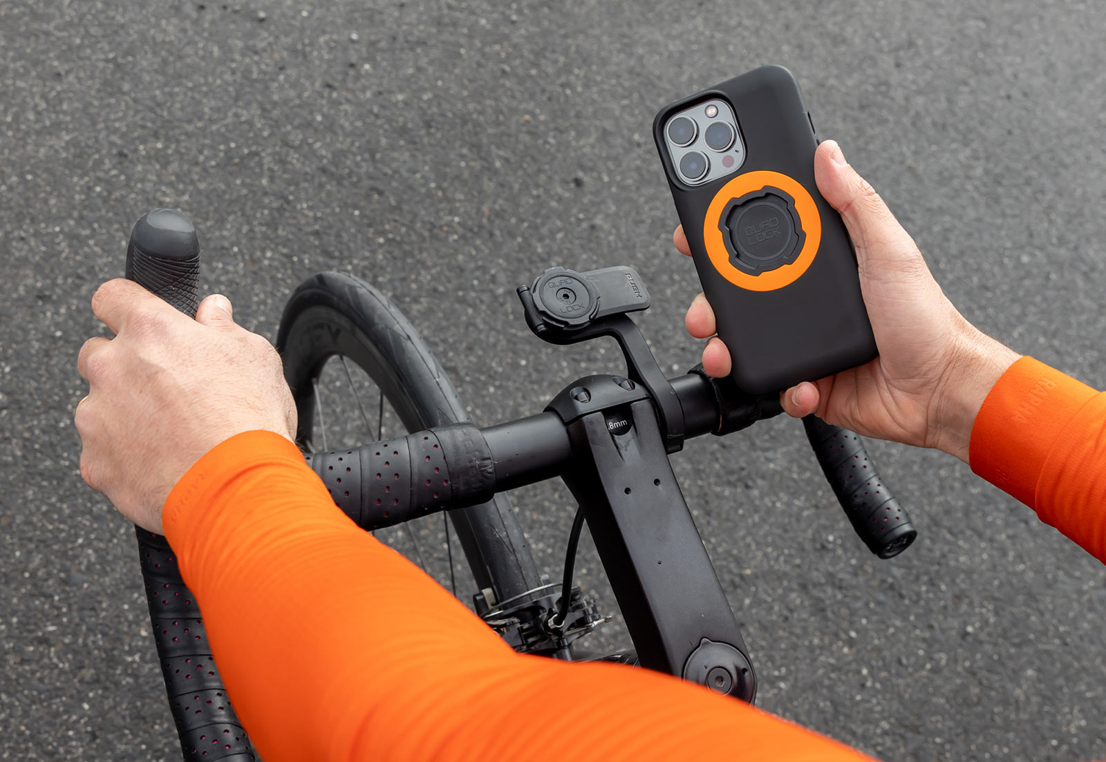 Hands On Bike: Quad Lock Mag Case and Wireless Charging Pad