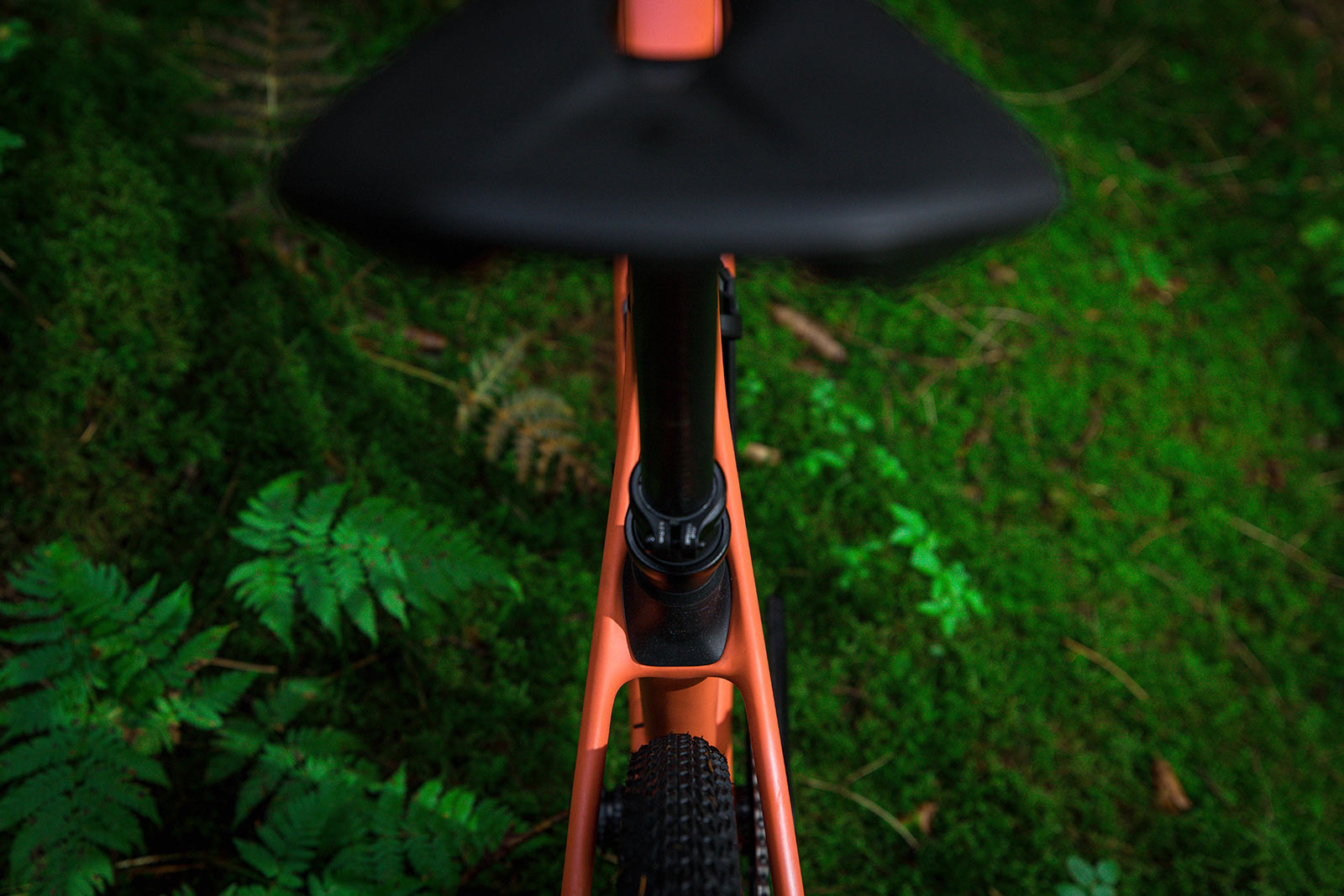 closeup details of specialized diverge str gravel bike with future shock suspension