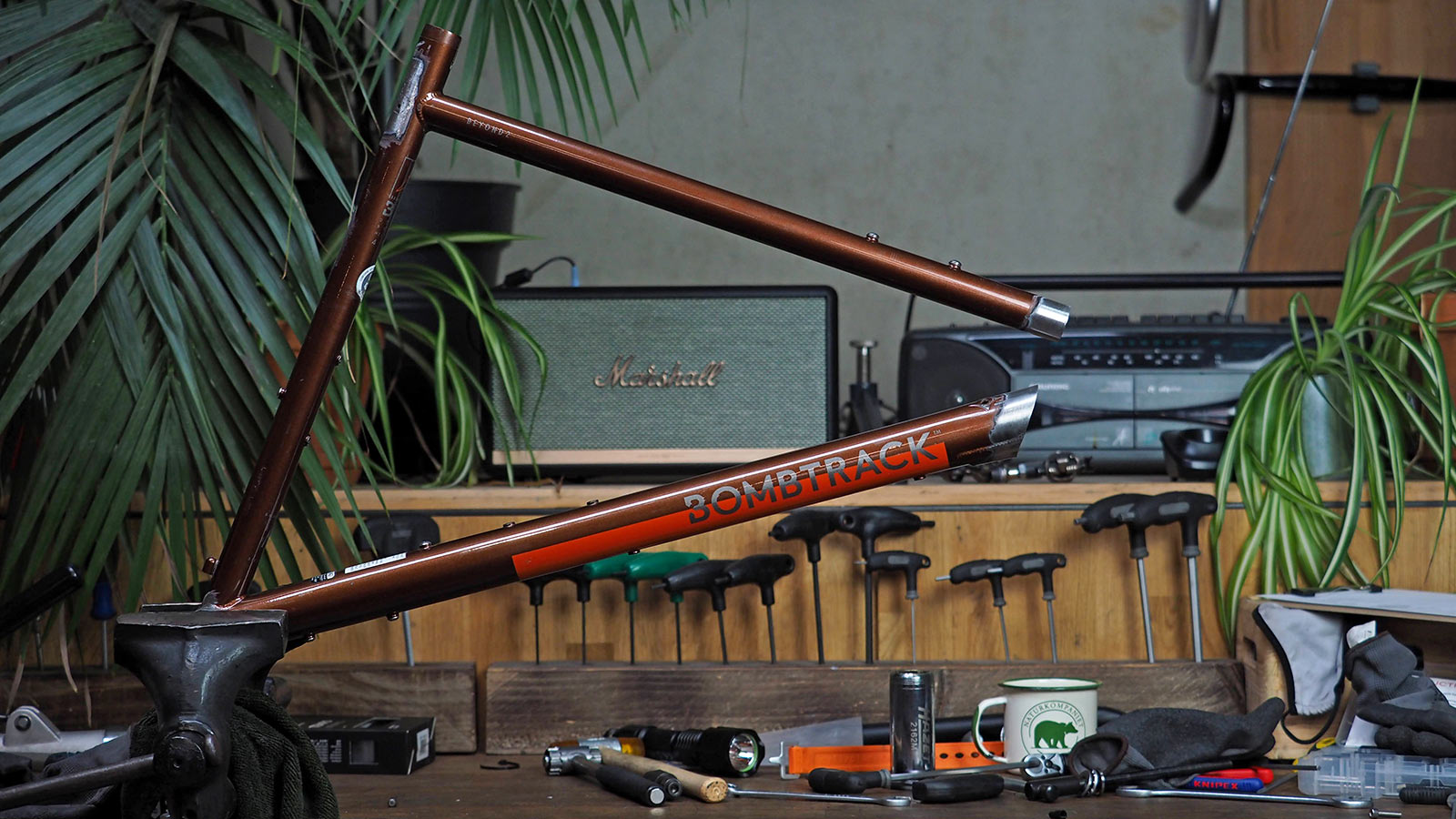 Bombtrack Beyond²: Harald's House Blend Dropbar-Bikes.de custom gravel adventure tall bike, chop shop