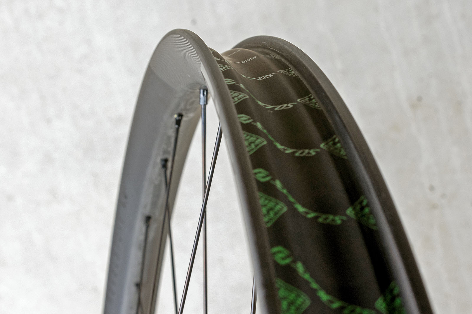 Syncros Revelstoke light 1500g carbon trail enduro MTB wheel - Bikerumor