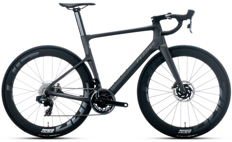Bicicleta de estrada 2023 fezzari veyo aero mostrada de lado em carbono bruto preto