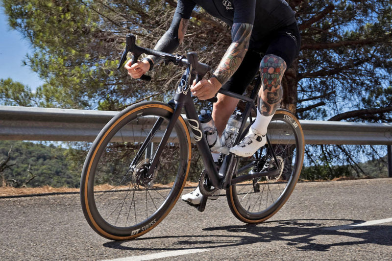 8bar Kronprinz Carbon affordable integrated road bike, photo by Alexandre Gazquez, riding