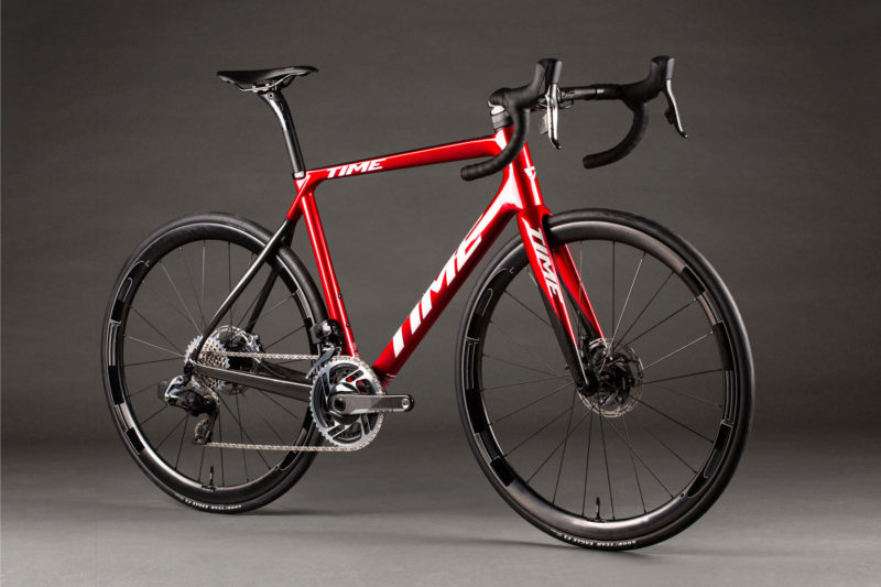 2023 model alpe d'huez yol bisikleti kroma kırmızısı ile gösterilmiştir