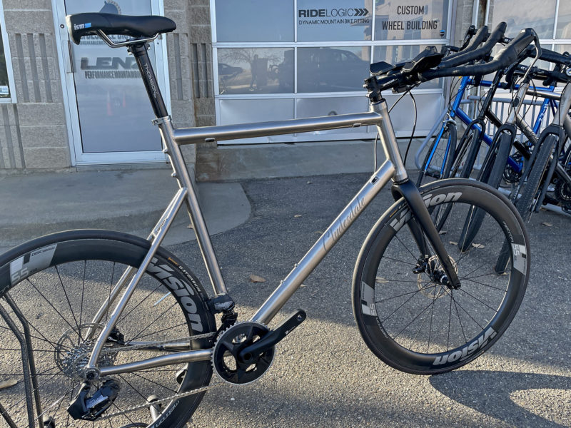 אופני טריאתלון מבחן זמן מסוג Clydesdale Tri titanium TT לרוכבי אופניים גבוהים במיוחד, זווית מאחור