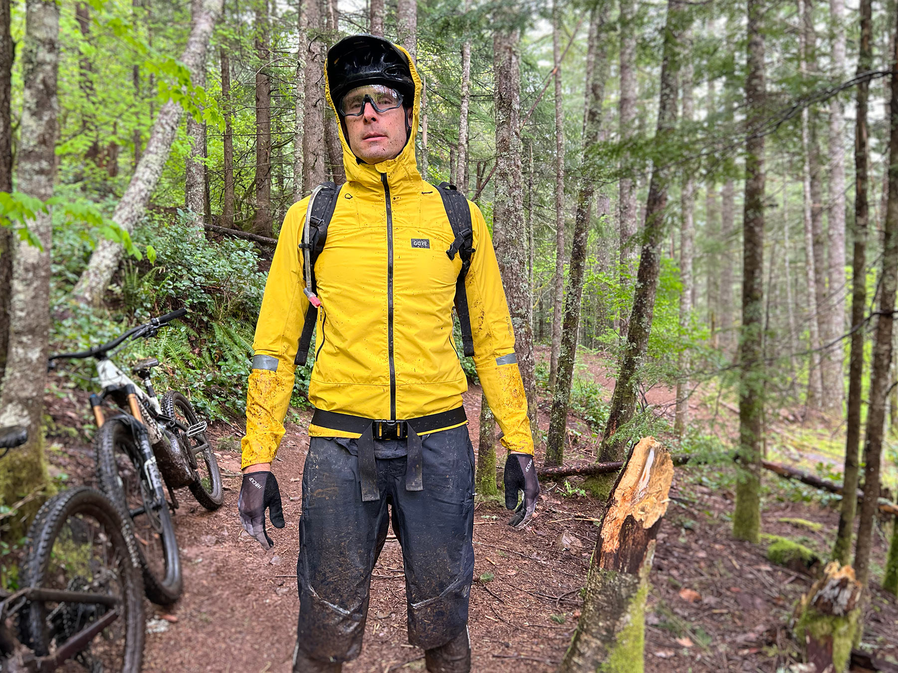 gorewear Lupra mountain bike jacket review with mud splatter