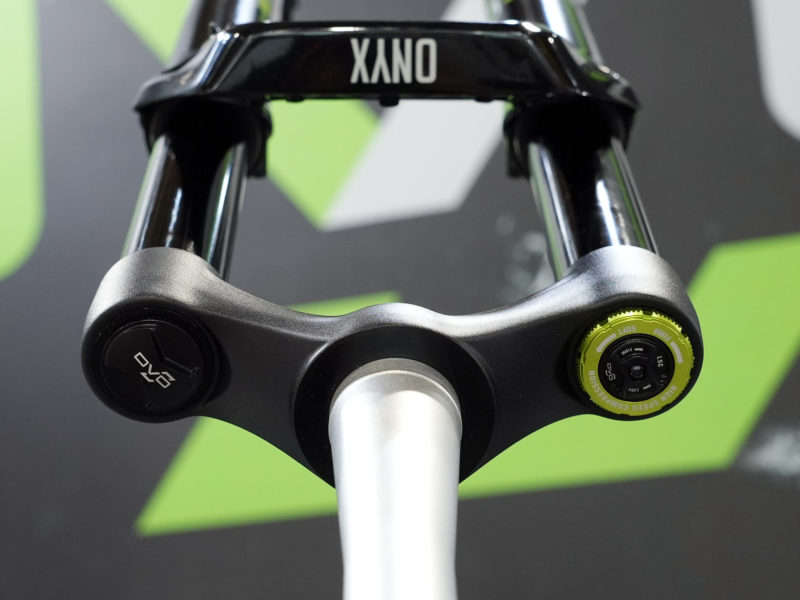 close-updetails op 2023 DVO Onyx 38 enduro geveerde mountainbike-vork