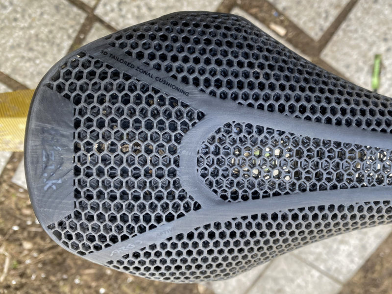 Fizik Vento Argo Adaptive 00 lichtgewicht full carbon zadel met 3D-geprinte ergonomische vulling, nu met 7x9 mm carbon rails, met modder