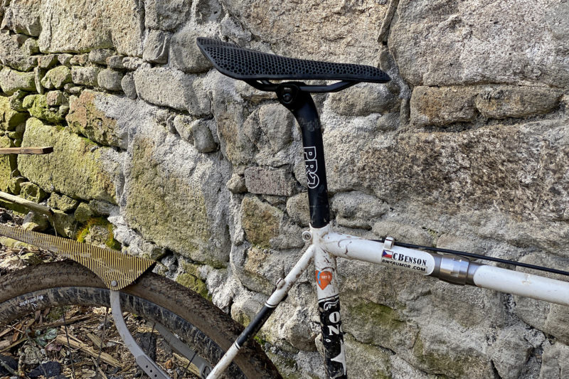 Lightweight full carbon Fizik Vento Argo Adaptive 00 saddle with ergonomic 3D printed padding now with 7x9mm carbon rails on PRO Discover seatpost