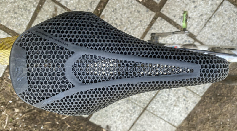 Fizik Vento Argo Adaptive 00 lichtgewicht full carbon zadel met 3D-geprinte ergonomische vulling, nu met 7x9 mm carbon rails, honingraatpatroon detail
