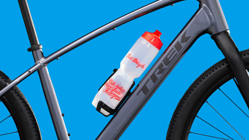 trek voda 34 water bottle on a commuter bike