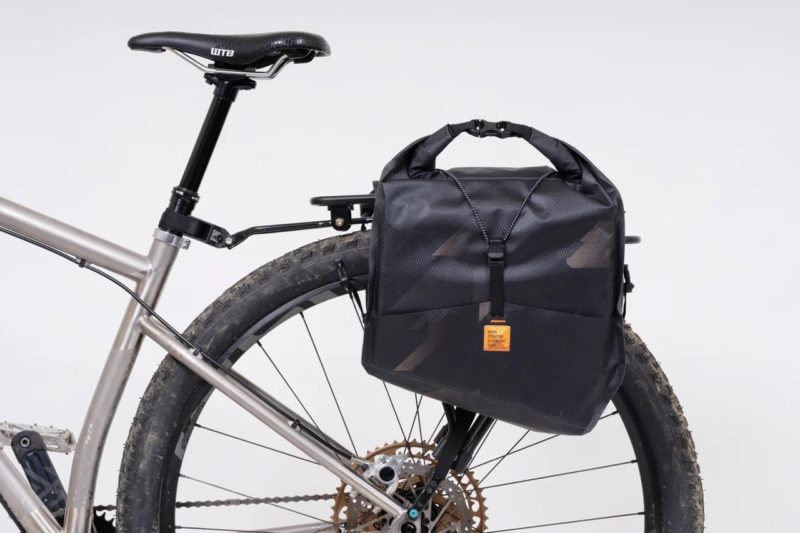 WOHO XTOURING Bikepacking UL Fahrradtasche gerollt und verriegelt
