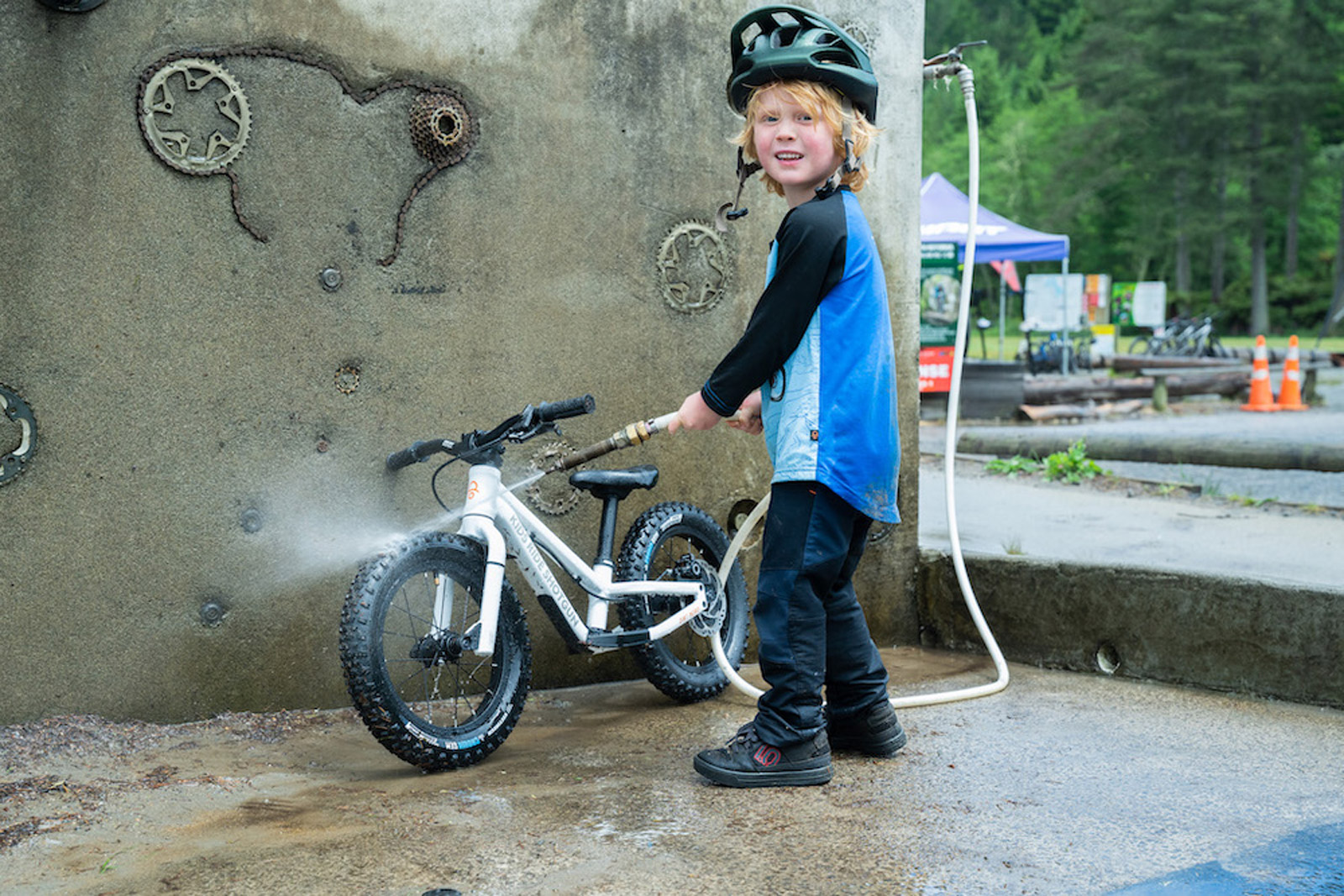 kids riding dirt bikes