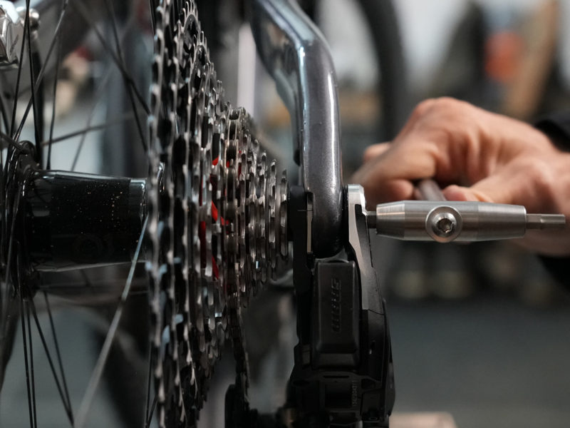 Primer plano de instalación del desviador trasero de montaje directo de transmisión sram