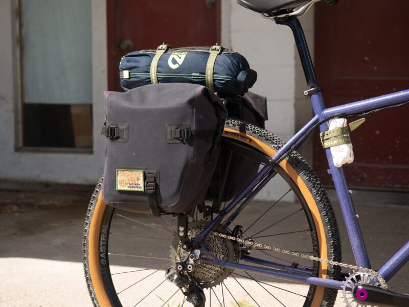Old Man Mountian Ponderosa Pannier mounted from the side
