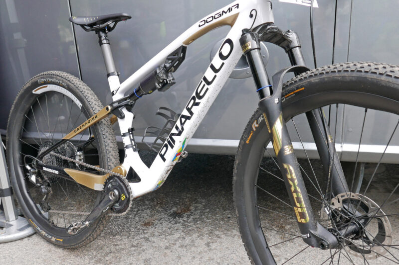 Prototype SR Suntour TACT e-suspension, unreleased automatic electronically controlled XC MTB suspension, angled