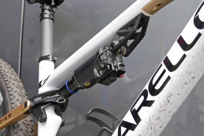Prototype SR Suntour TACT e-suspension, unreleased automatic electronically controlled XC MTB suspension, angled detail
